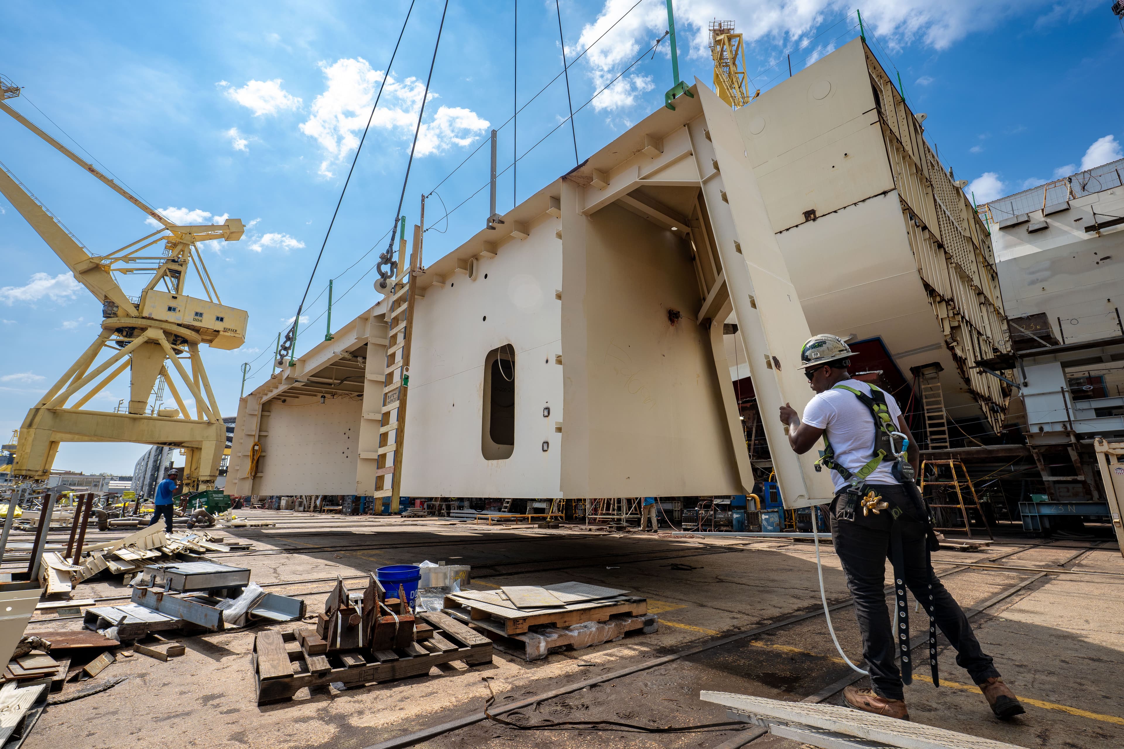 HII’s Ingalls Shipbuilding Erects First Grand Blocks Built by Distributed Shipbuilding Partners on Thad Cochran (DDG 135)